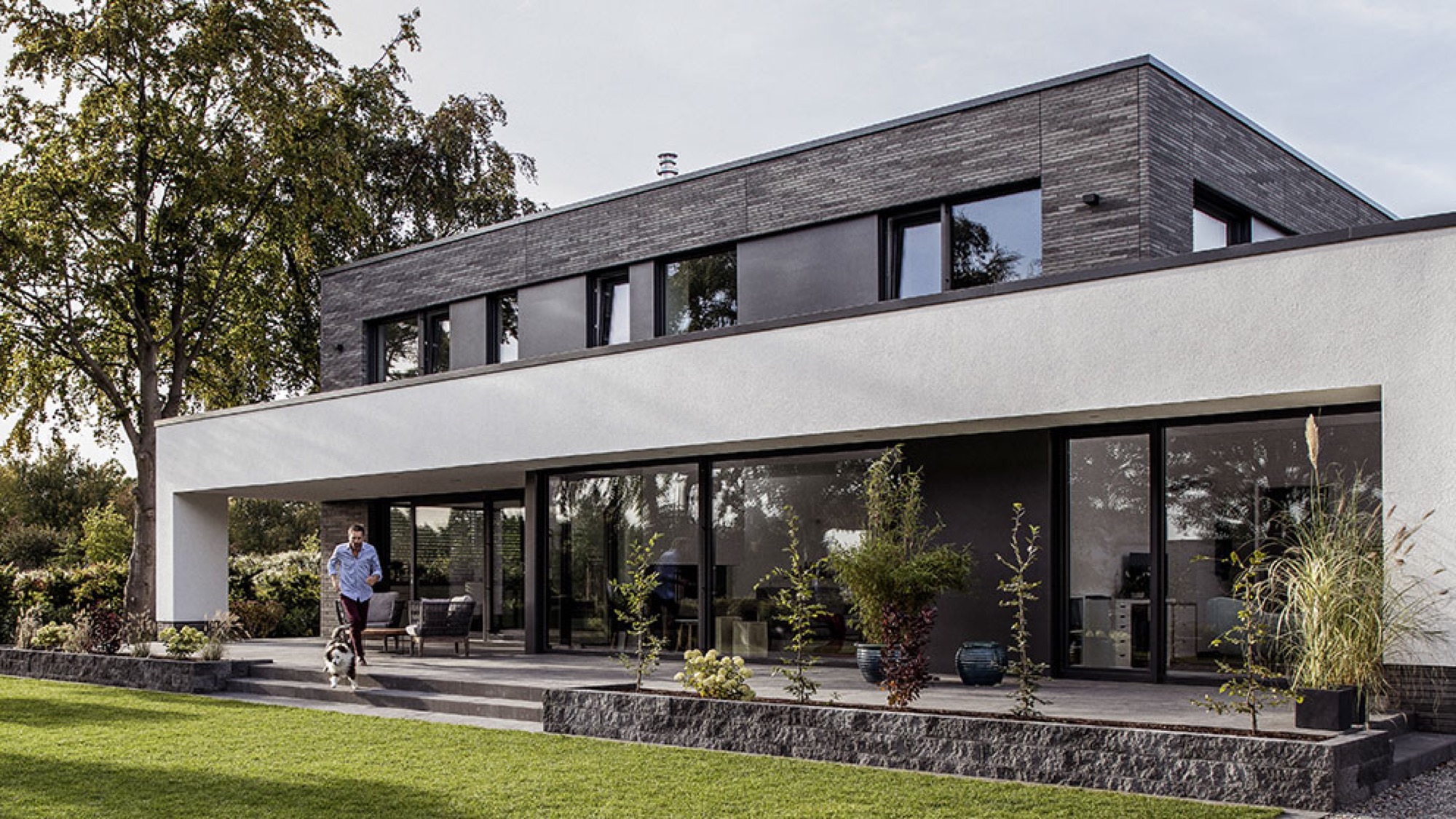 Titel Bild zum Thema Innovative Fensterprofile von REHAU