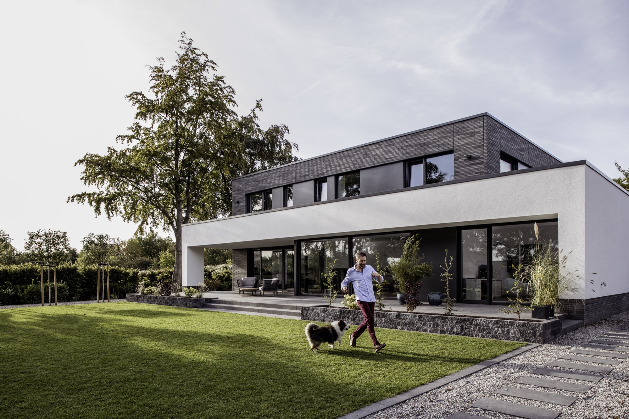 Titel Bild zum Thema Innovative Fensterprofile von REHAU